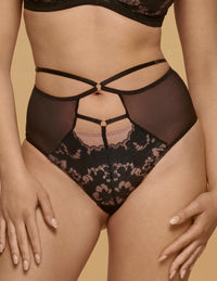 Winter String

String, dames string, damesondergoed, luxe string, comfortabele string, fijne pasvorm, elastische string met luxe afwerking, zachte onderbroek, sexy ondergoed, katoen kruisje, kant details, dames string met optimale bewegingsvrijheid, string voor dames in de maat S, M, L, XL, 2XL, 3XL, online kopen, Beata lingerie, vrouwelijke string, Europese merken, exclusieve lingerie, luxe lingerie, uniek, stijlvol, tijdloos, zwart
